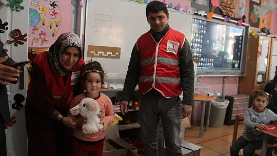 Minik Öğrencilerin Oyuncak Sevinci