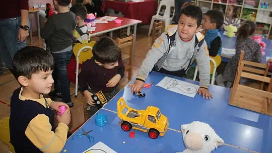 Minik Öğrencilerin Oyuncak Sevinci