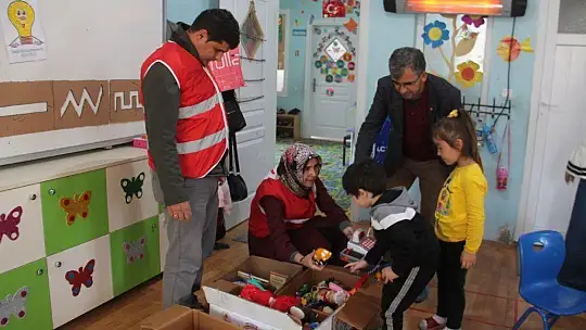 Minik Öğrencilerin Oyuncak Sevinci