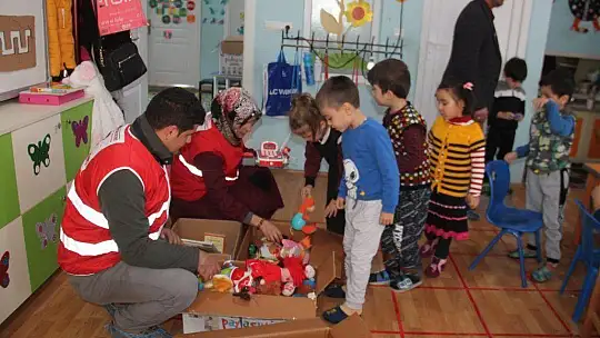 Minik Öğrencilerin Oyuncak Sevinci