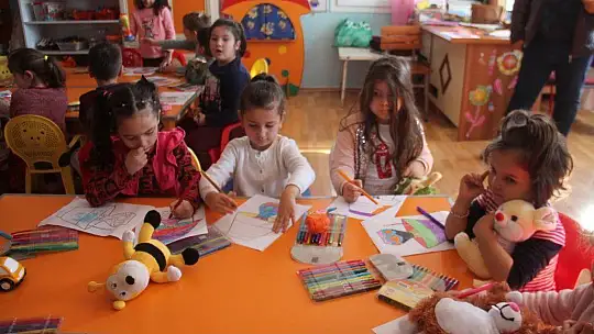 Minik Öğrencilerin Oyuncak Sevinci