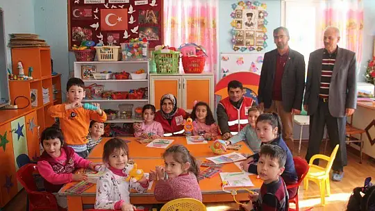 Minik Öğrencilerin Oyuncak Sevinci