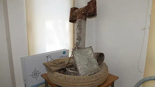 Deniz dibinden çıkan çöpler sergileniyor 