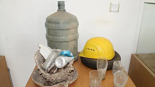 Deniz dibinden çıkan çöpler sergileniyor 