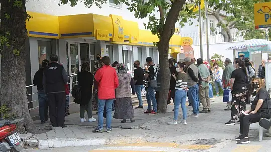 PTT Önünde Kuyruklar Bitmiyor