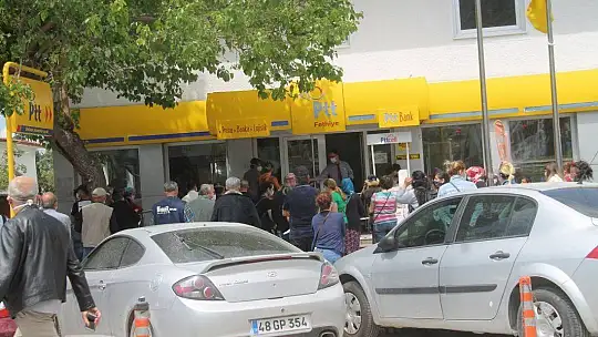 PTT Önünde Kuyruklar Bitmiyor