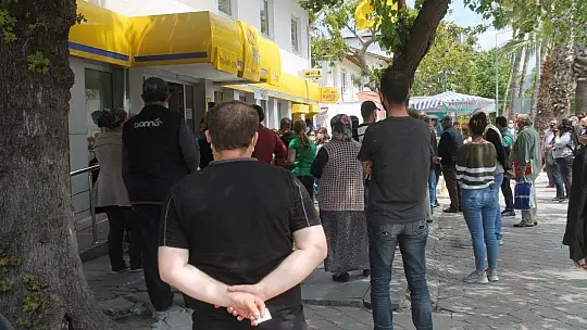 PTT Önünde Kuyruklar Bitmiyor