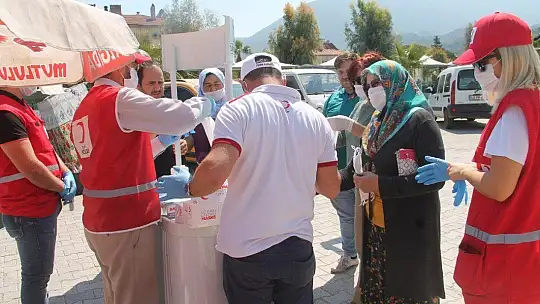 Türk Kızılayı, Maske ve Dezenfektan Dağıttı