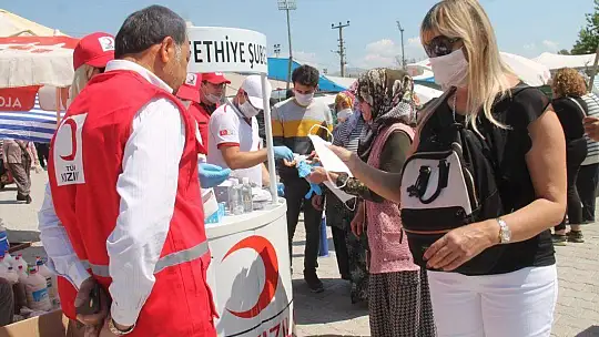 Türk Kızılayı, Maske ve Dezenfektan Dağıttı