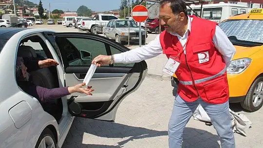 Türk Kızılayı, Maske ve Dezenfektan Dağıttı