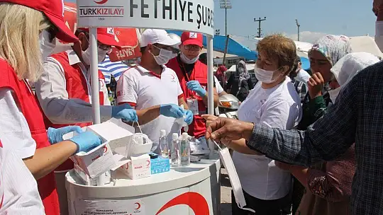 Türk Kızılayı, Maske ve Dezenfektan Dağıttı