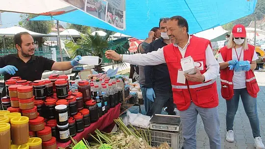Türk Kızılayı, Maske ve Dezenfektan Dağıttı