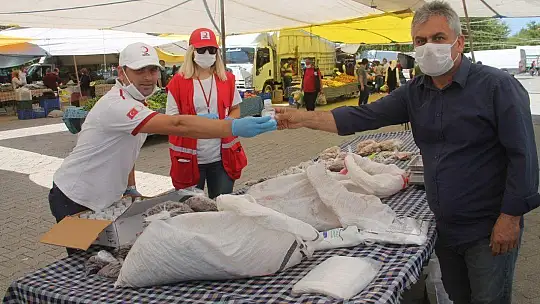 Türk Kızılayı, Maske ve Dezenfektan Dağıttı