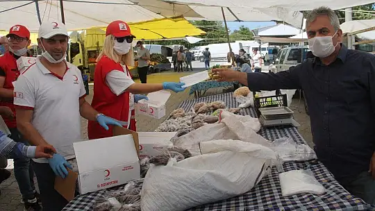 Türk Kızılayı, Maske ve Dezenfektan Dağıttı