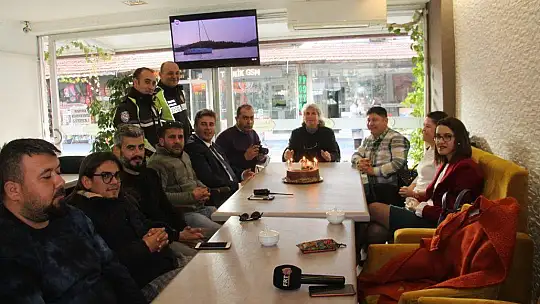 Emniyet Müdüründen Gazetecilere Pastalı Kutlama