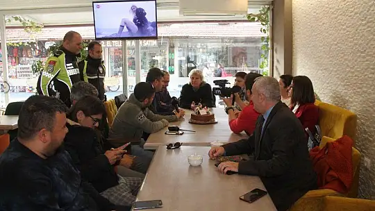 Emniyet Müdüründen Gazetecilere Pastalı Kutlama