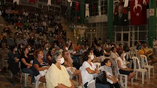 Şair Ataol Behramoğlu İle Şarkıcı Mehtap Meral Sevenleriyle Buluştu