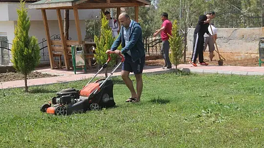 İzolasyondaki Memurlardan Örnek Davranış