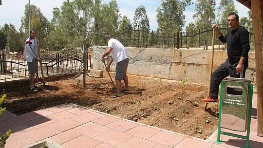 İzolasyondaki Memurlardan Örnek Davranış