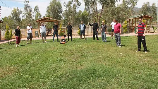 İzolasyondaki Memurlardan Örnek Davranış