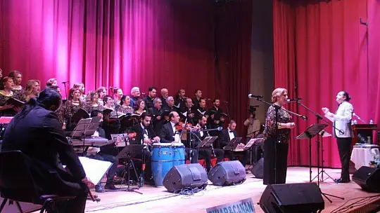 Yeşilçam Şarkıları Dinleyenleri Mest Etti 