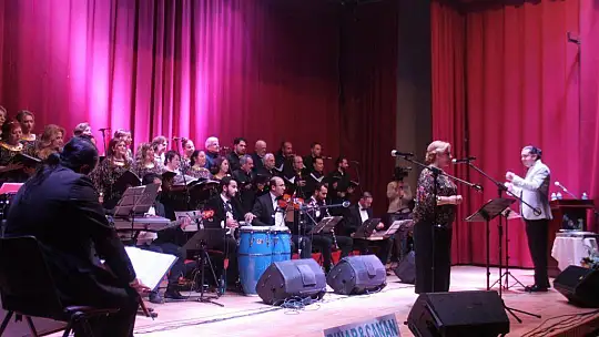 Yeşilçam Şarkıları Dinleyenleri Mest Etti 