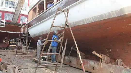 Tur tekneleri turizm sezonuna hazırlanıyor