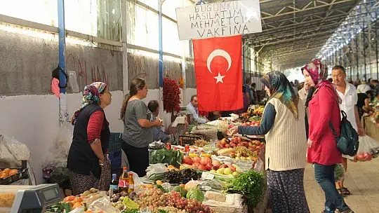 Pazarda sattığı ürünün parasını Mehmetçik'e bağışladı