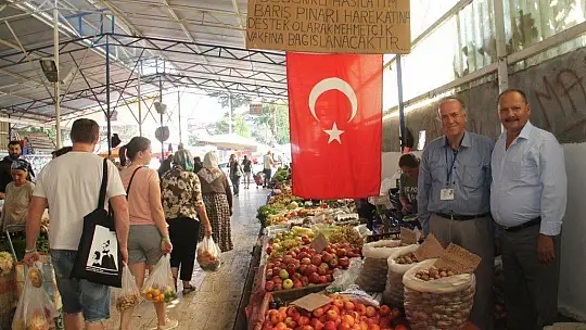 Pazarda sattığı ürünün parasını Mehmetçik'e bağışladı
