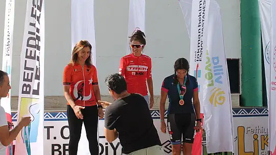 DERECEYE GİREN SPORCULAR ÖDÜLLERİNİ ALDI 