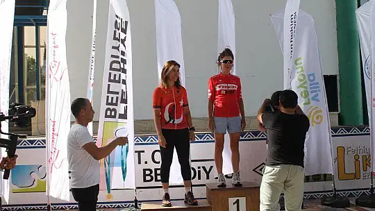 DERECEYE GİREN SPORCULAR ÖDÜLLERİNİ ALDI 