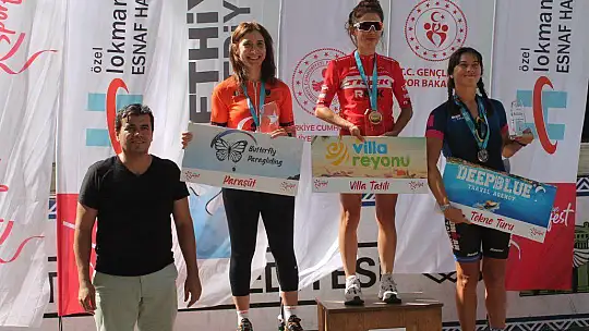 DERECEYE GİREN SPORCULAR ÖDÜLLERİNİ ALDI 