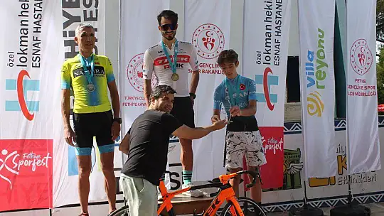 DERECEYE GİREN SPORCULAR ÖDÜLLERİNİ ALDI 