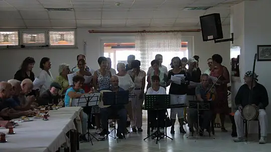 Huzurevine neşe getirdiler