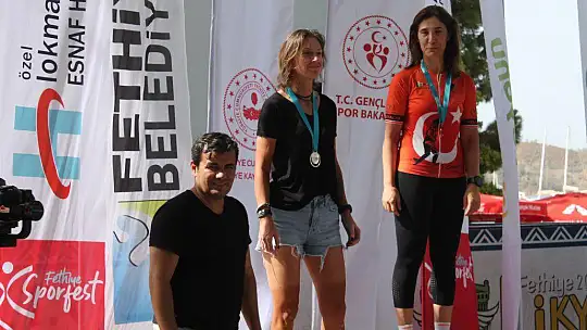 DERECEYE GİREN SPORCULAR ÖDÜLLERİNİ ALDI 