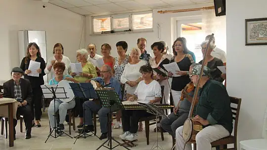 Huzurevine neşe getirdiler