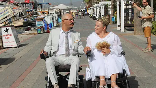 MUTLULUKLARINI BÖYLE ÖLÜMSÜZLEŞTİRDİLER