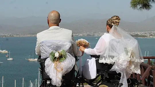 MUTLULUKLARINI BÖYLE ÖLÜMSÜZLEŞTİRDİLER