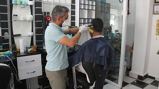 Fethiye'de berberler saat 24.00'e kadar açık