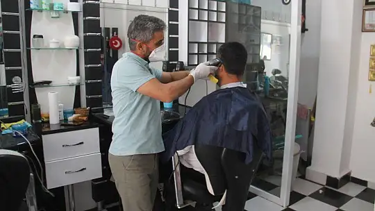 Berber ve kuaförler açıldı