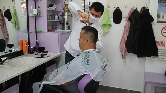 Berber ve kuaförler açıldı