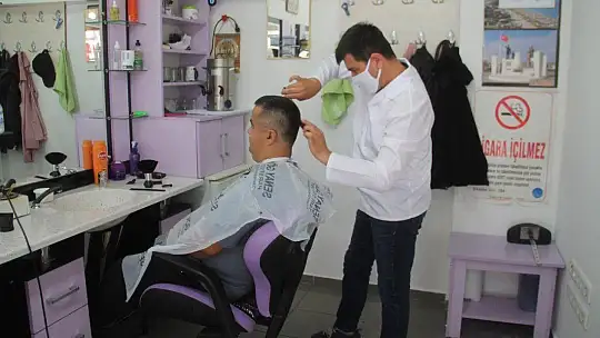 Berber ve kuaförler açıldı