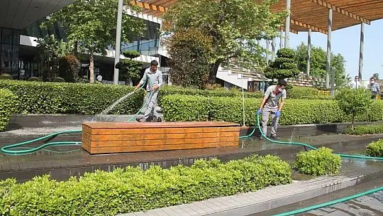 AVM korona virüsü tedbirleri ile açıldı