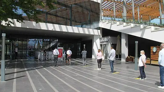 AVM korona virüsü tedbirleri ile açıldı