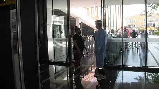 AVM korona virüsü tedbirleri ile açıldı