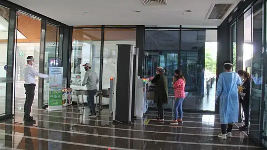 AVM korona virüsü tedbirleri ile açıldı