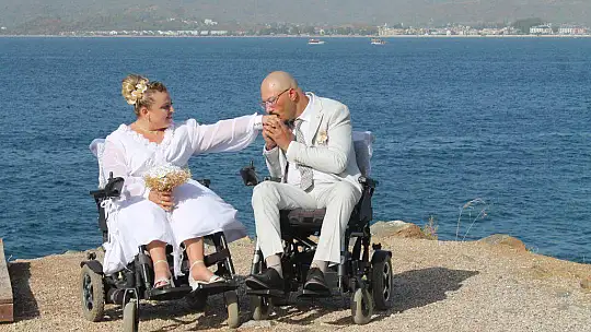 MUTLULUKLARINI BÖYLE ÖLÜMSÜZLEŞTİRDİLER