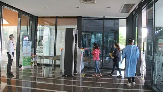 AVM korona virüsü tedbirleri ile açıldı