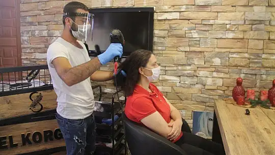 Berber ve kuaförler açıldı