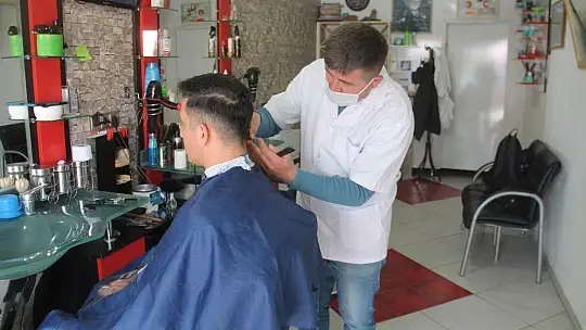 Berber ve kuaförler açıldı